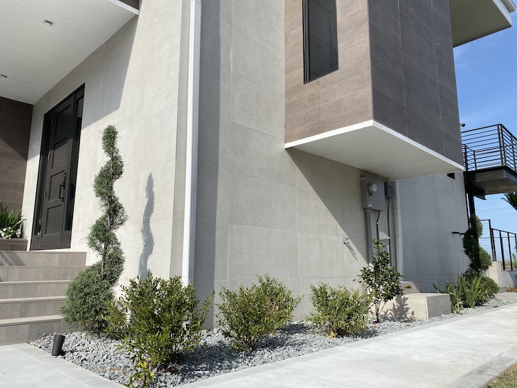 Seamless indoor-outdoor design using ornamental grasses & abundant sunshine by Coconut Grove Landscape & Design in Jacksonville Beach